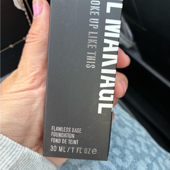 IL MAKIAGE Flawless Base Foundation Color 25 - Picture 1 of 3